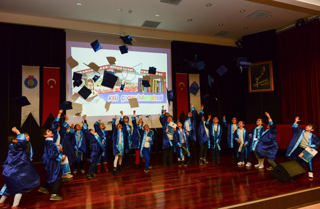KSÜ Çocuk Üniversitesi 2. Dönem Mezunları Diplomalarını Törenle Aldı