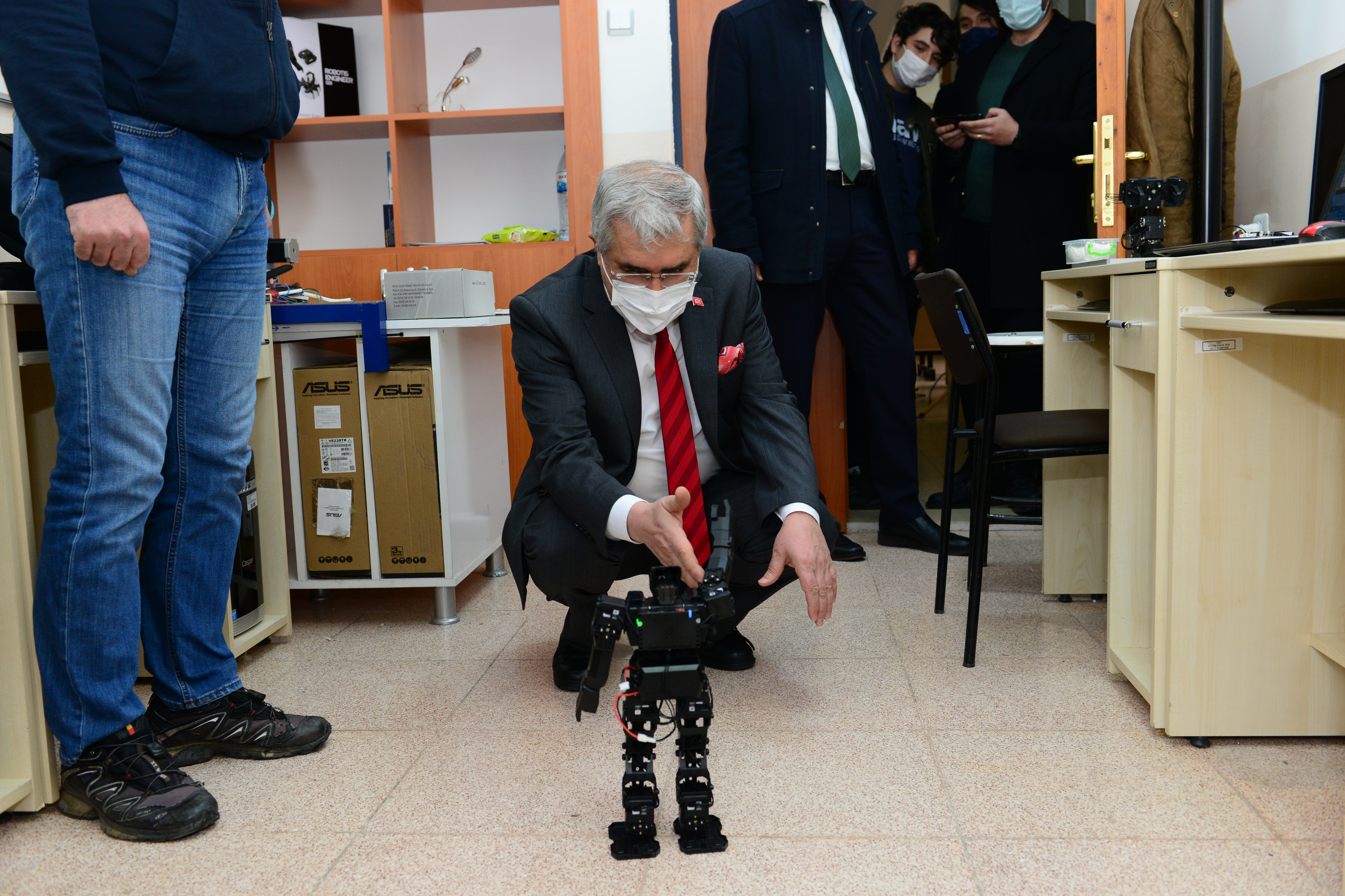 Üniversitemiz Rektörü Prof. Dr. Niyazi Can, Robotik Laboratuvarında İncelemelerde Bulundu