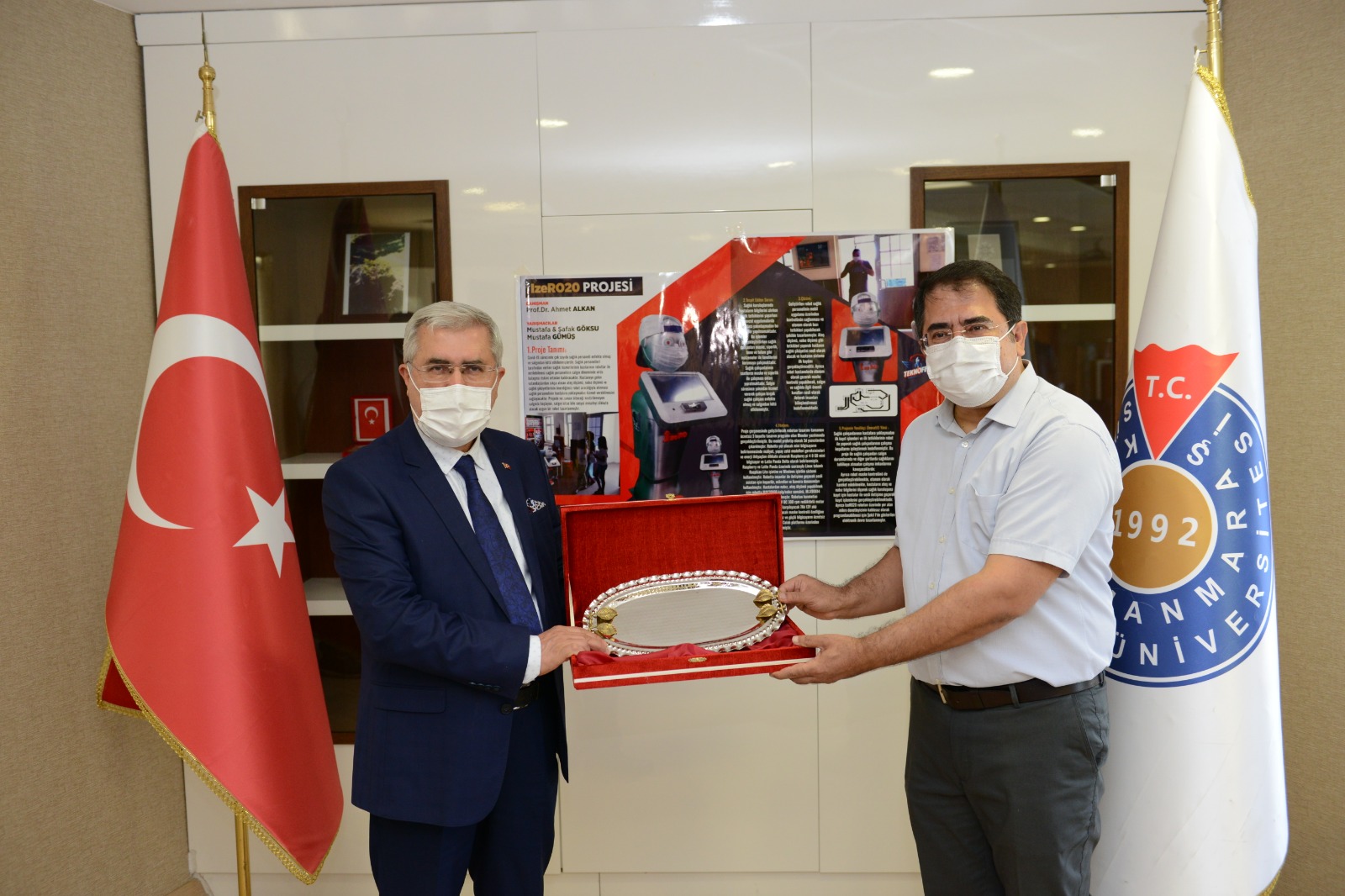 Üniversitemiz Rektörü Prof. Dr. Niyazi Can, TEKNOFEST 2021’de ‘IzeRO20’ İsimli Proje İle Üçüncü Olan ‘RoboVision’ Takımını Ödüllendirdi