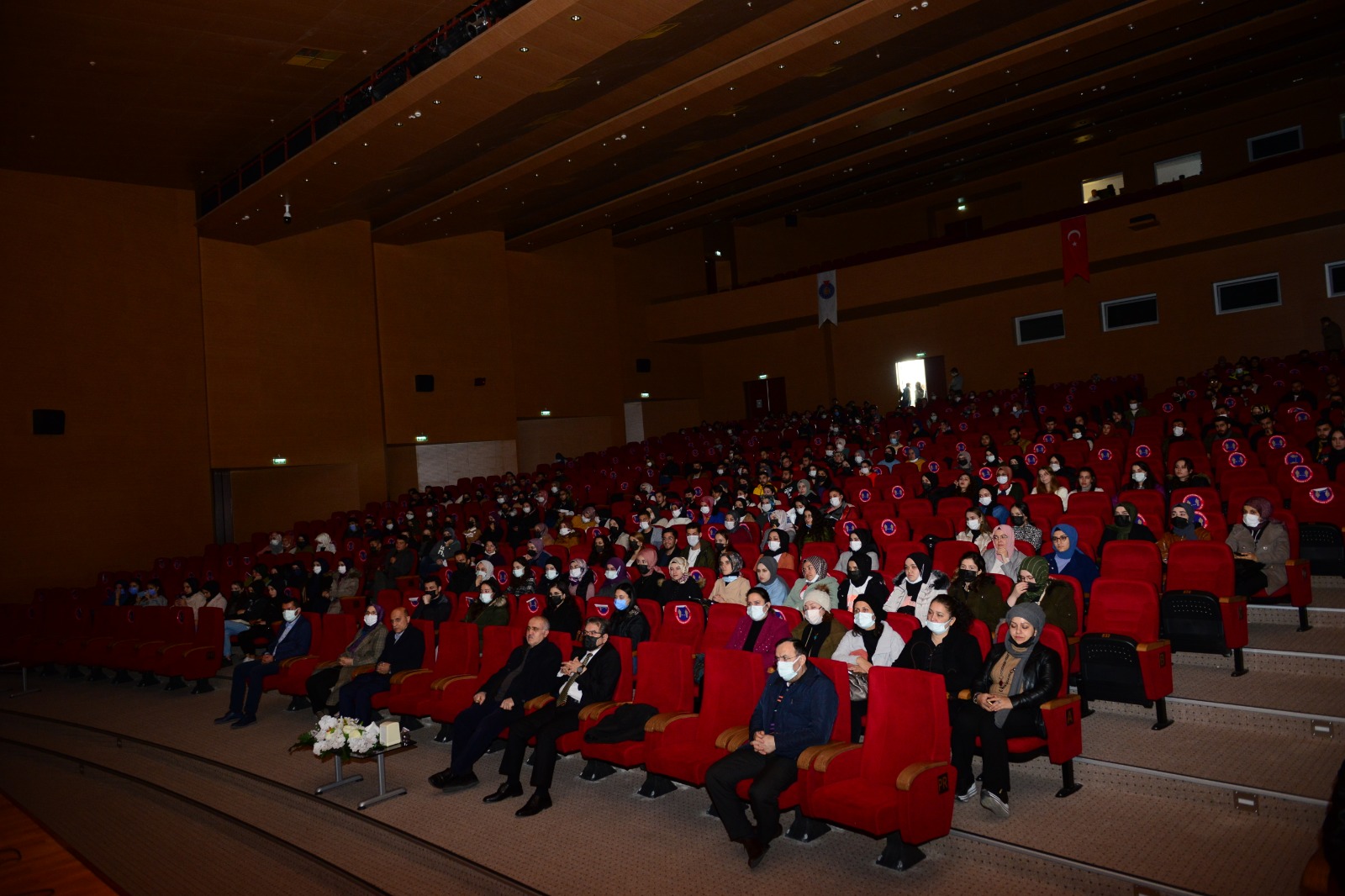Yunus Emre’yi Anlatan ‘Aşk İle Yoldaş’ Tiyatro Oyunu Sanatseverlerle Buluştu