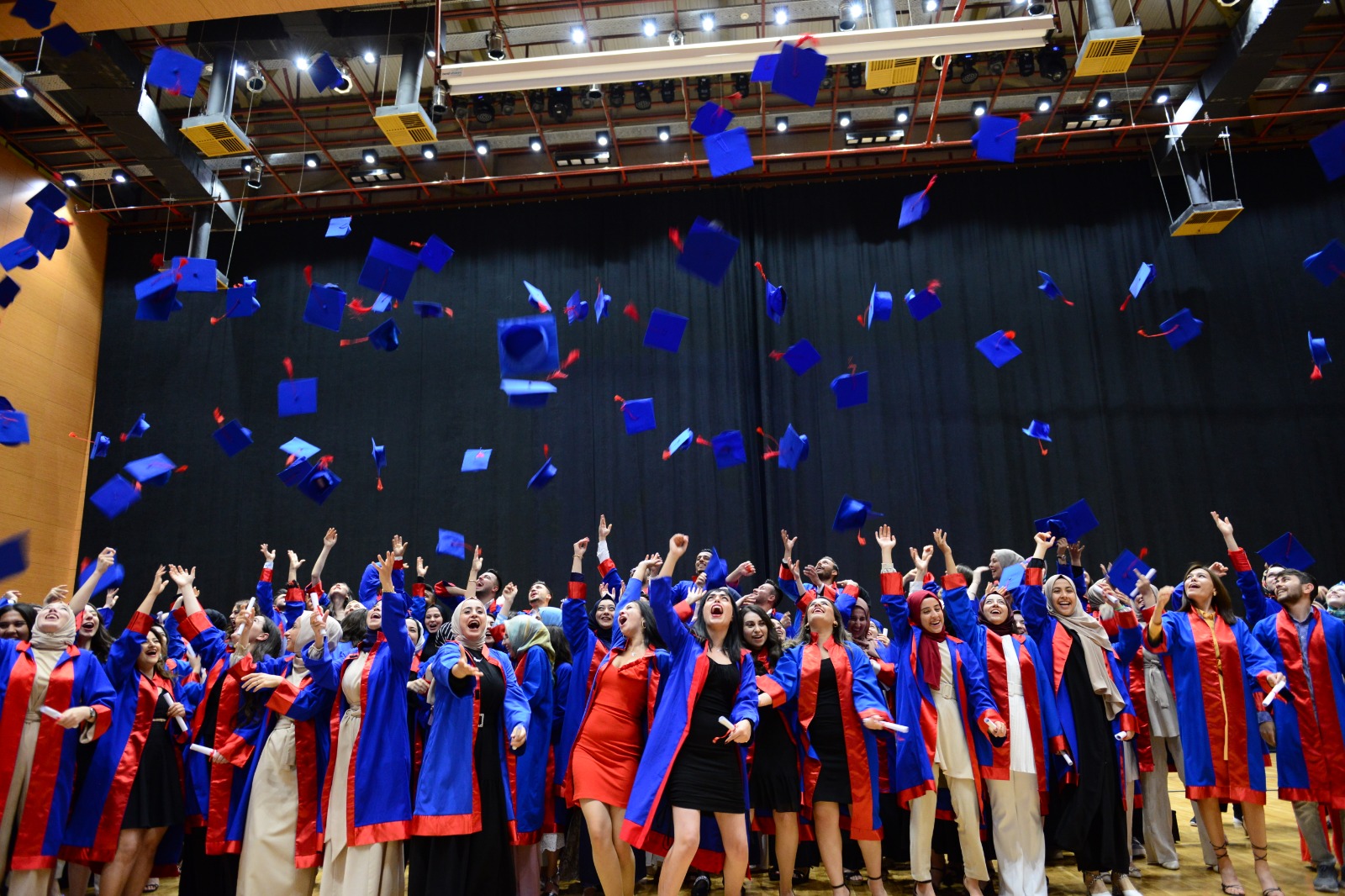 Üniversitemiz Sağlık Bilimler Fakültesi Hemşirelik Bölümü Öğrencileri Meslek Yeminlerini Ederek Mezun Oldu